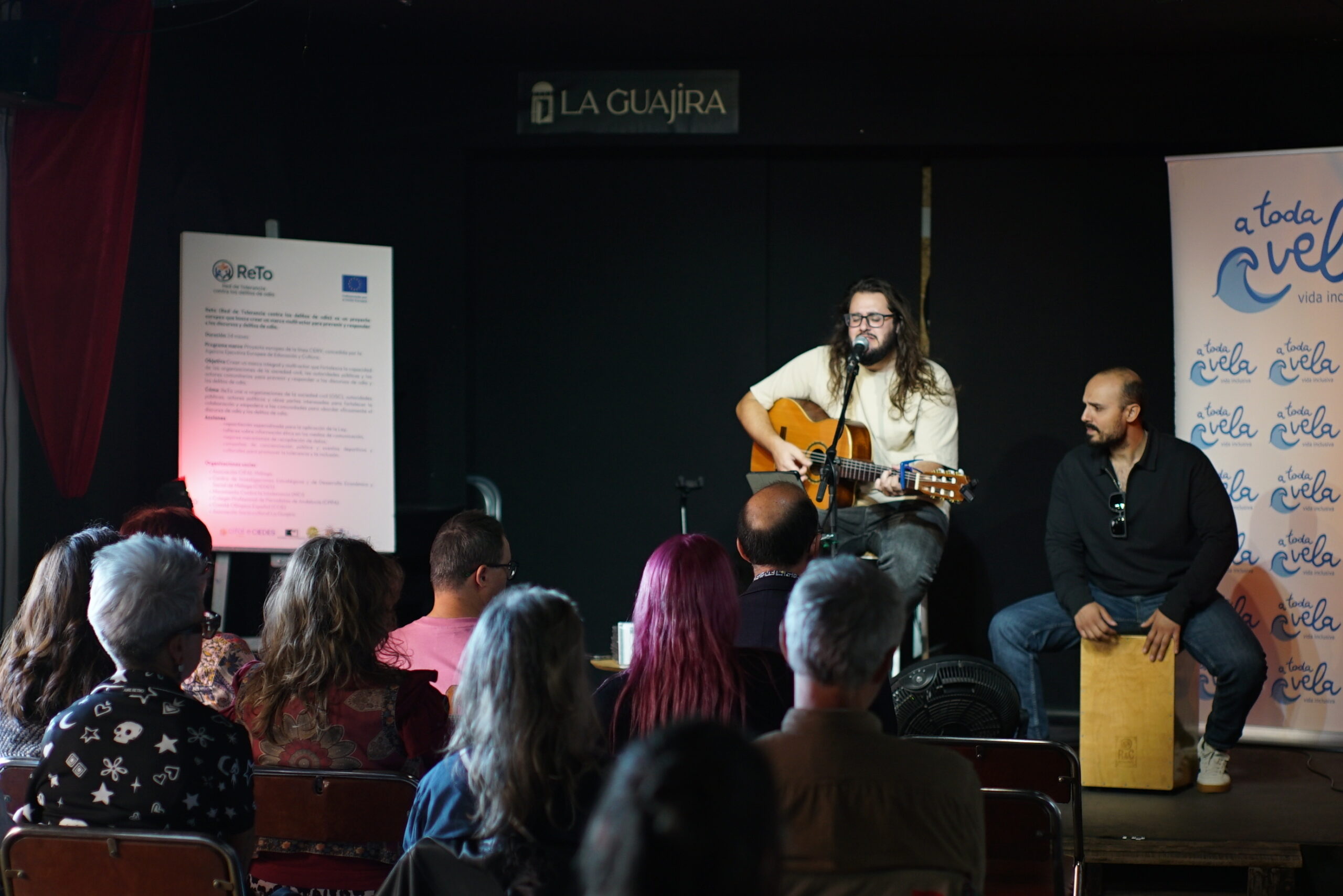 Víctor Guirado a la guitarra en la Sinergia Solidaria con A Toda Vela